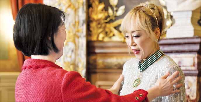 ﻿조수미(오른쪽)가 26일 파리 오페라 코미크에서 ﻿플뢰르 펠르랭 전 프랑스 문화부 장관으로부터 ﻿‘코망되르’ 훈장을 받고 있다.   뉴스1