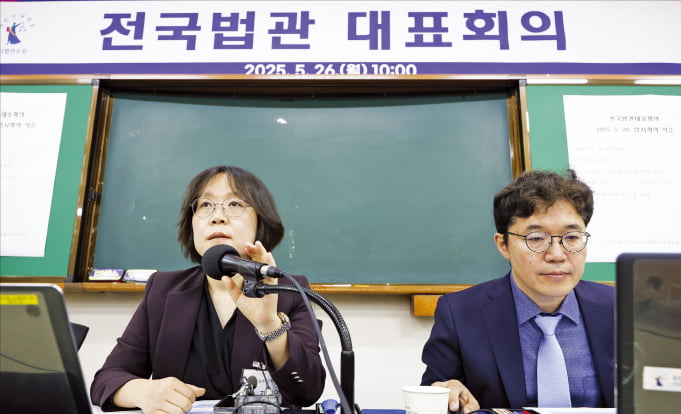 김예영 전국법관대표토토사이트 로그인 넘기기 의장(왼쪽)이 26일 경기 고양 사법연수원에서 열린 전국법관대표토토사이트 로그인 넘기기 임시토토사이트 로그인 넘기기에서 발언하고 있다. 이솔 기자
