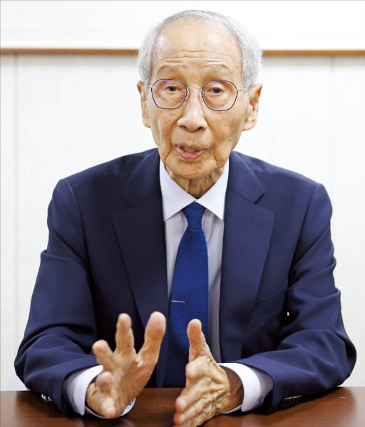 ‘보수 책사’로 불리다 더불어민주당 선거대책위원회에 합류한 윤여준 총괄상임선대위원장이 26일 이재명 후보를 “토토사이트 w적 국정 운영에 이상적인 지도자”라고 평가했다. 이솔 기자