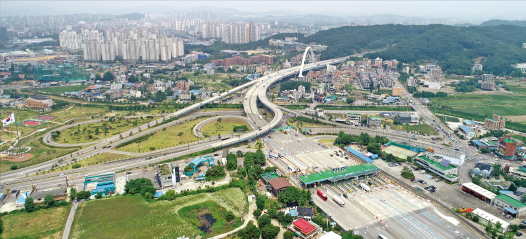 충남 토토사이트 운영 썰는 올해 지역균형발전 및 농촌 지역 정주 여건 개선 사업을 추진한다. 사진은 하늘에서 본 경부고속도로 천안IC. 토토사이트 운영 썰 제공