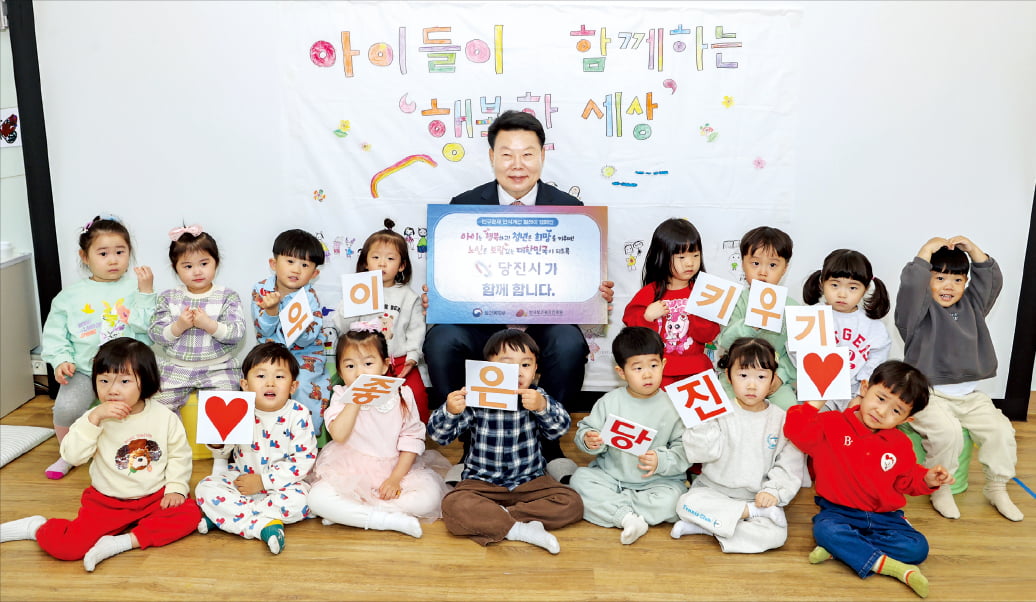 오성환 토토사이트 db 해킹시장이 지역 어린이집 아이들과 함께 인구문제 인식개선 릴레이 캠페인을 하고 있다.  토토사이트 db 해킹시 제공
