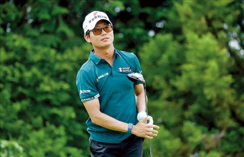 스릭슨 ZXi 드라이버로 SK텔레콤 오픈에서 우승한 엄재웅. /KPGA 제공