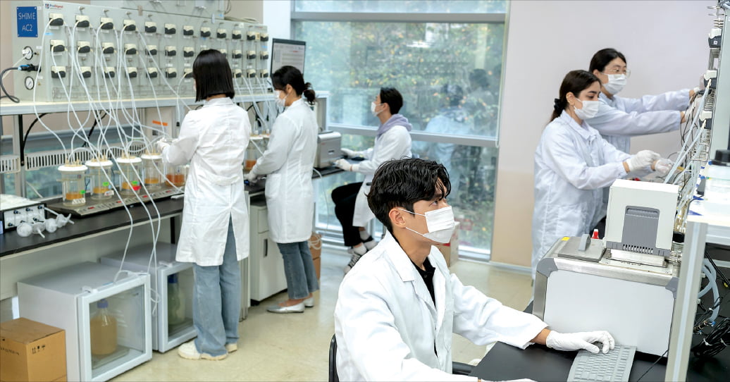 순천향대 학생들이 의생명융합학부 실습실에서 기초 바이오 연구를 하고 있다.  순천향대 제공