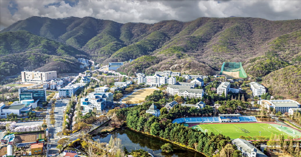 호서대는 전국 최초로 반도체 후공정에 특화된 패키징 및 테스트 실습 환경을 구축했다. 사진은 하늘에서 본 호서대 아산캠퍼스.  호서대 제공
