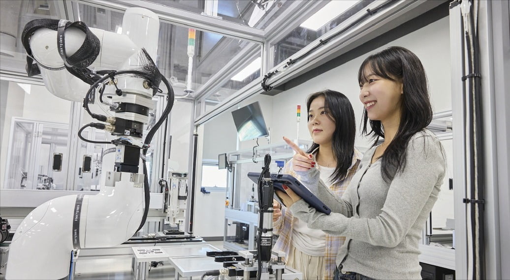 한국기술교육대 학생들이 다담미래학습관 유연생산시스템 랩(Lab)에서 자동화 로봇 실습을 하고 있다. /한국기술교육대 제공