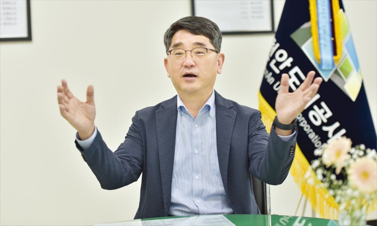 신광호 토토사이트 경찰 조회도시공사 사장이 27일 사장실에서 ‘신뢰받는 일등공기업’을 만들기 위한 계획을 설명하고 있다.  강태우 기자