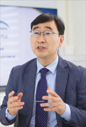 조동헌 교장이 첫 공모 교장 부임 후 3년간의 성과와 특색 있는 교육 과정을 설명하고 있다.  
 강태우 기자