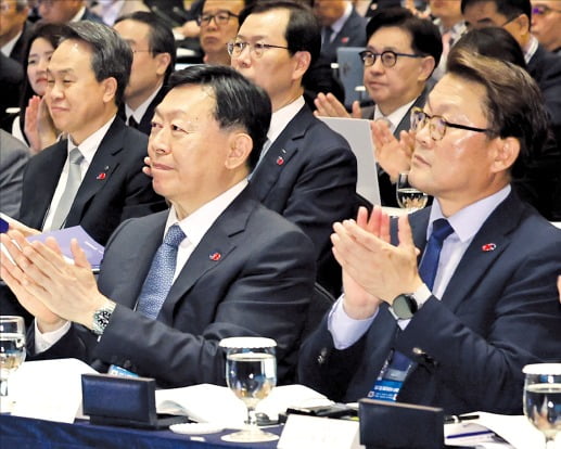 < 개회식 참석한 신동빈 alt=