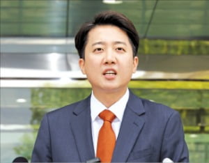 모먼트 토토사이트 개혁신당 대선 후보가 27일 국회 소통관 앞에서 연 긴급 기자회견에서 발언하고 있다. 강은구 기자