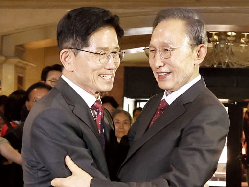 < 김문수 포옹한 MB alt=