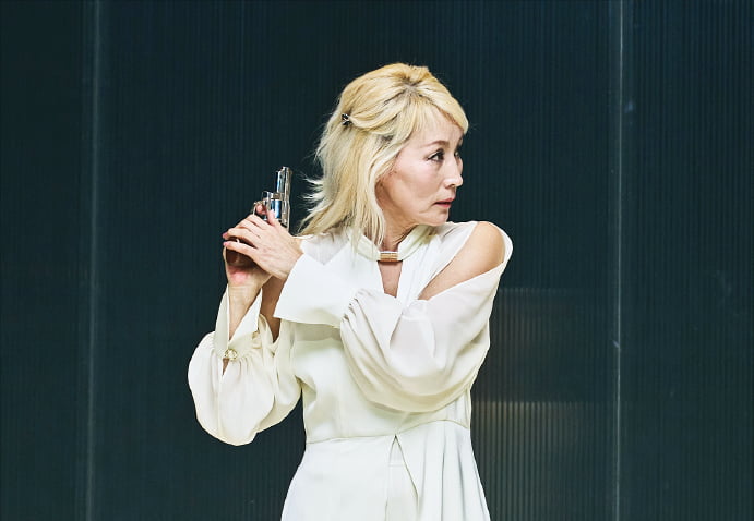 헤다의 공허함을 표현한 흰 옷을 입은 이혜영.  국립극단 제공