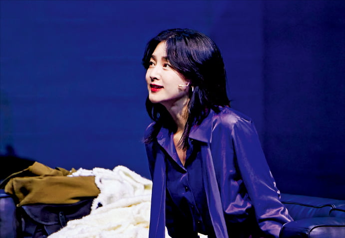 헤다의 이중적 성격을 나타낸 보라색 의상의 이영애.  LG아트센터 제공