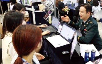 "부사관, 꼭 가고 싶습니다"…軍 부스도 북적