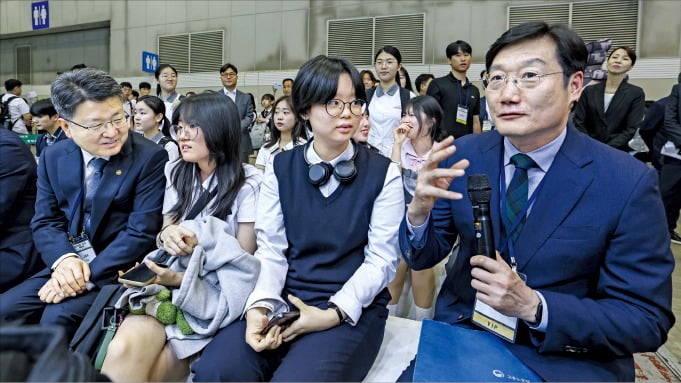 오석환 교육부 차관(왼쪽)과 이정한 고용노동부 고용정책실장(오른쪽)이 28일 ‘2025 대한민국 고졸 인재 채용 엑스포’에 마련된 금융사 부스를 찾아 면접을 앞둔 학생들을 격려하고 있다. /임형택 기자