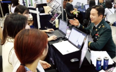 "부사관, 꼭 가고 싶습니다"…軍 부스도 북적