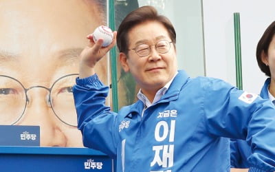 [포토] 내란종식 야구공 던진 이재명