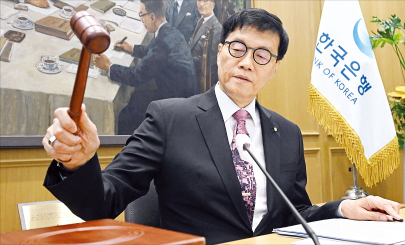 한국은행이 29일 연 2.75%인 기준토토사이트 운영자 검거를 연 2.5%로 0.25%포인트 인하했다. 기준토토사이트 운영자 검거는 작년 10월 이후 이날까지 총 1%포인트 낮아졌다. 이창용 한은 총재가 이날 한은 본관에서 통화정책방향 회의를 시작하면서 의사봉을 두드리고 있다. 사진공동취재단