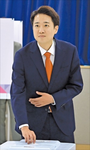 < 동탄 찾아 투표 > 이준석 개혁신당 대선 후보가 ﻿사전투표 첫날인 29일 화성시 동탄9동 행정복지센터에 마련된 투표소에서 투표하고 있다.  /뉴스1