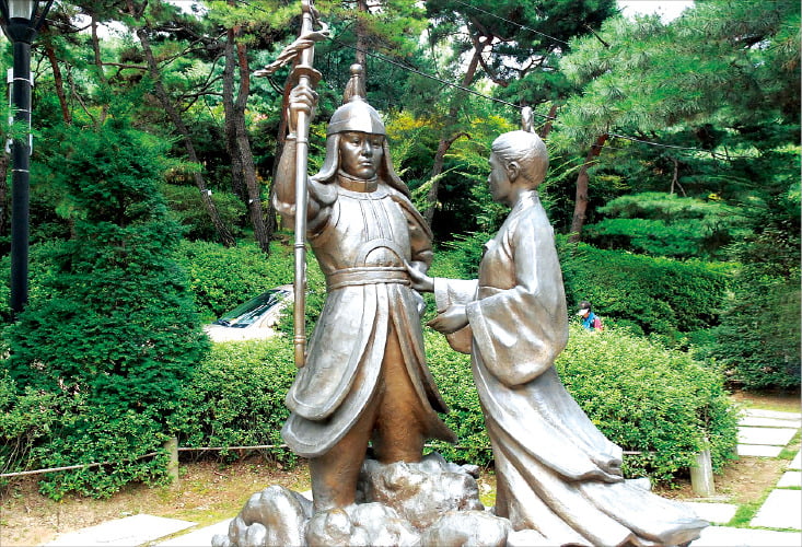 아차산 입구에 있는 온달과 평강공주 동상. 위키피디아 제공