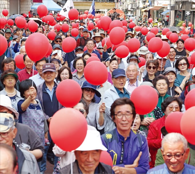 30일 충북 충주 젊음의 거리에서 열린 김문수 국민의힘 대선 후보 유세에서 시민들이 빨간 풍선을 들고 응원하고 있다. /연합뉴스