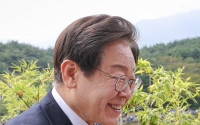 이재명, 문 전 대통령 대면…盧묘역 참배후 봉하마을서 오찬