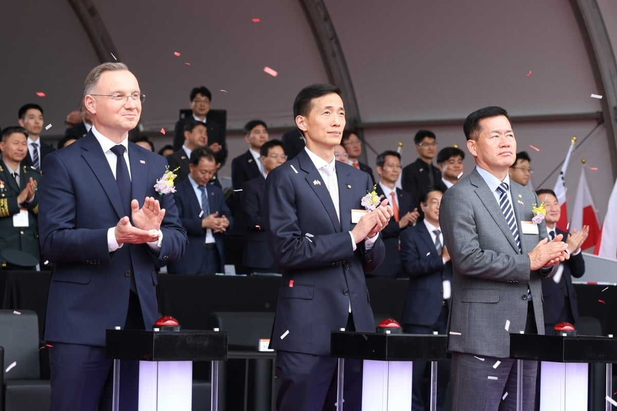 2024년 10월 25일 한화에어로스페이스 창원3사업장에서 열린 폴란드 대통령 방문 환영 기념행사에서 김동관 한화그룹 부회장이 안제이 두다 대통령, 석종건 방위사업청장 등 참석자들과 함께 K9, 천무 등 실물장비 기동시연을 보며 박수를 치고 있다. 사진=한화에어로스페이스