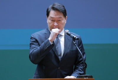 'SKT 해킹' 고개 숙인 최태원…위약금 면제는 "이사회가 결정할 문제"