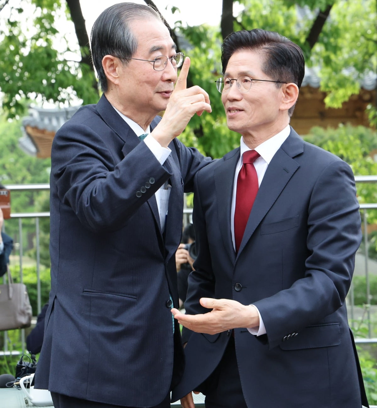 김문수 국민의힘 대통령 후보와 한덕수 무소속 대선 예비후보가 5월 8일 서울 여의도 국회 강변서재에서 후보 단일화 관련 공개 회동을 하고 있다. 사진=김범준 한국경제신문 기자