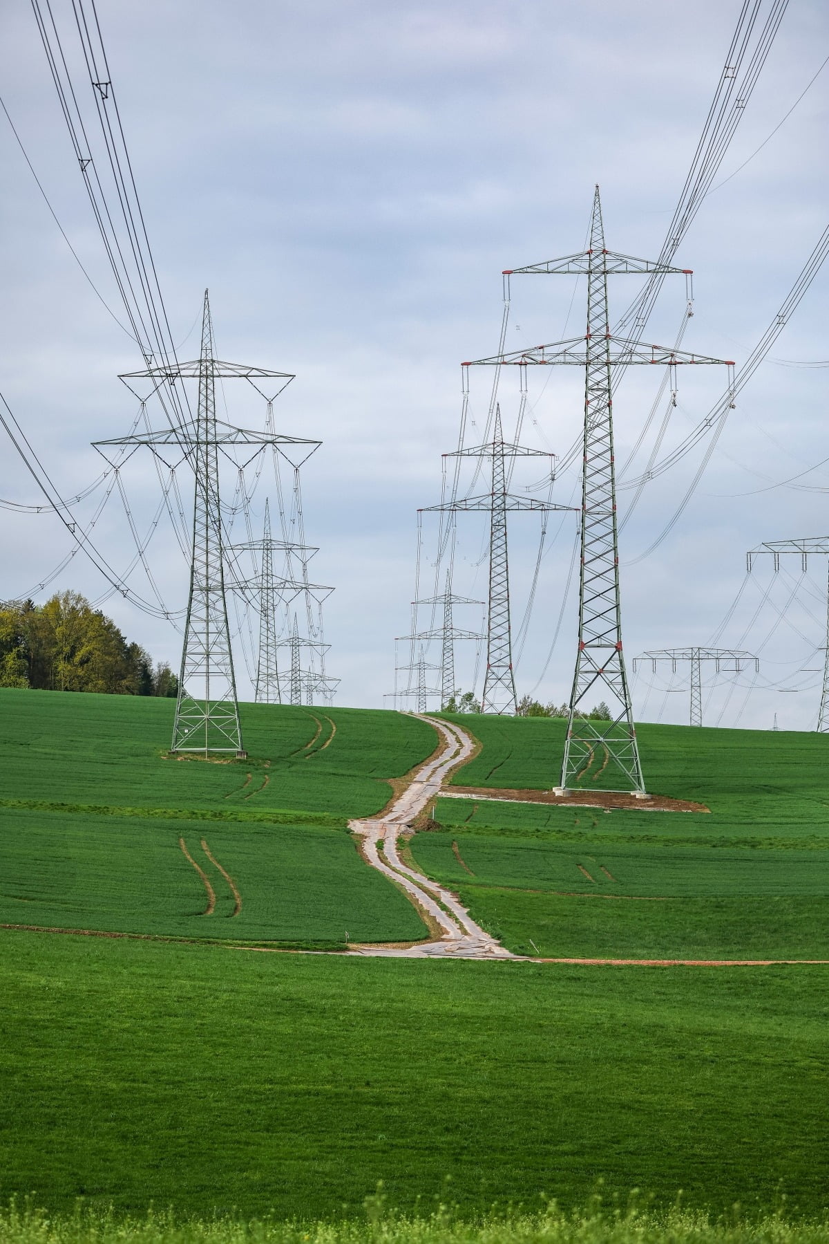 독일 작센주 림바흐-오버프로나 지역을 가로지르는 110KV 고압 전선. 사진=연합DPA