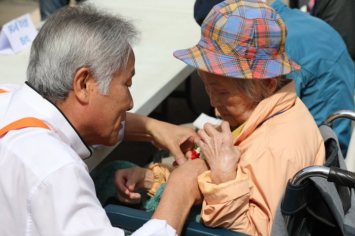 밥퍼, 37년 나눔의 길을 걷다… 외국인 자원봉사자 발길 이어져