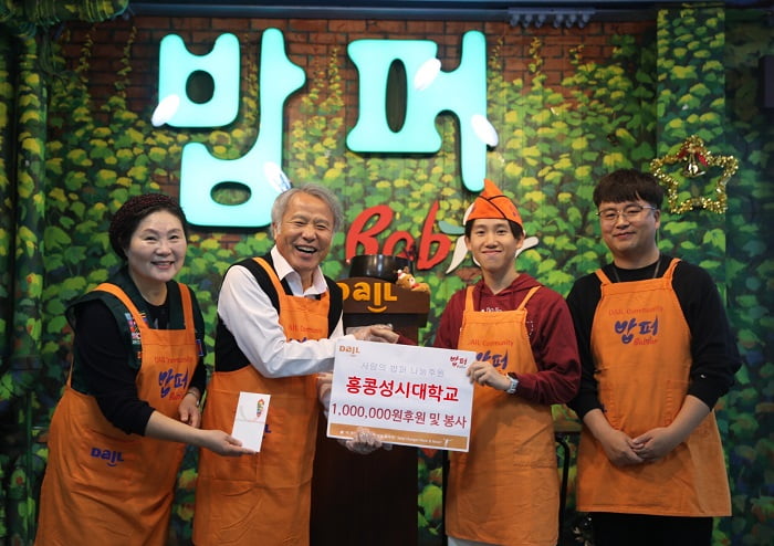 밥퍼, 37년 나눔의 길을 걷다… 외국인 자원봉사자 발길 이어져