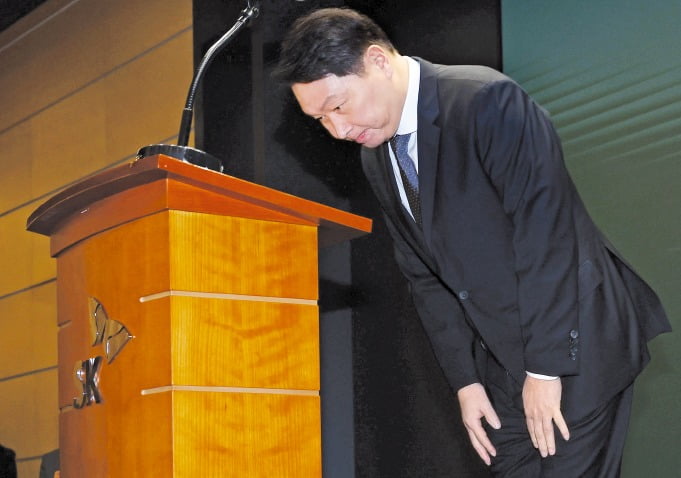 지난 5월 최태원SK그룹 회장이 SK텔레콤에서 유심(USIM) 해킹 사태에 관한 브리핑을 열고 허리 숙여 사과하고 있다. 사진=한국경제