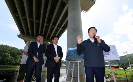 지난 2023년 원희룡 국토교통부 장관이 경기도 양평 서울-양평 고속도로 대안노선 종점 인근에서 열린 주민간담회 및 현장점검에서 질문에 답하고 있는 모습(사진=최혁 기자)