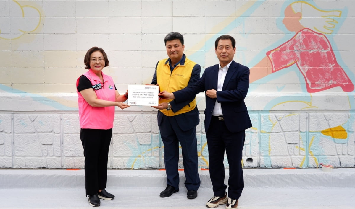 박희영 용산구청장(왼쪽부터), 강경민 HDC현대산업개발 도시정비부문장, 권충환 용강중학교장이 15일 도시정비부문 임직원과 용산구 주민, 용강중학교 학생 등 40여 명과 함께 서울시 용산구 용강중학교 일대 담장 벽화그리기 봉사활동을 진행했다. 사진=HDC현대산업개발