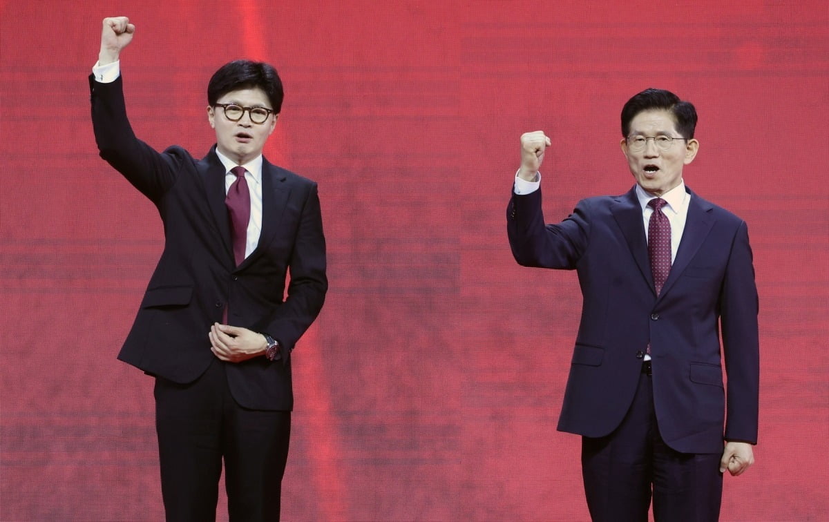 한동훈(왼쪽) 전 국민의힘 대표와 김문수 대선후보. 사진=김범준 한국경제신문 기자