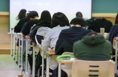 공무원 다시 인기?...9급 이어 7급도 경쟁률 '최고치'