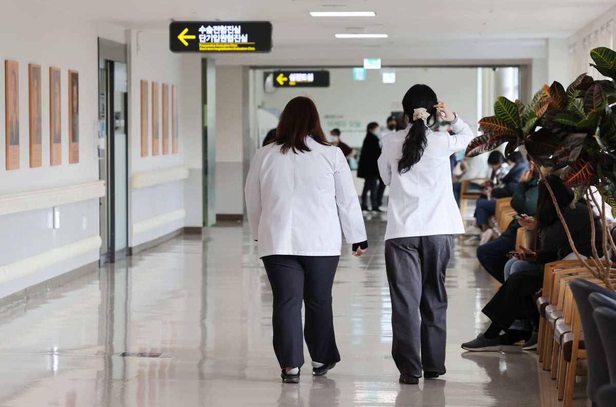 서울의 한 대형병원에서 의료진들이 발걸음을 옮기고 있다. 사진=이솔 한국경제신문 기자