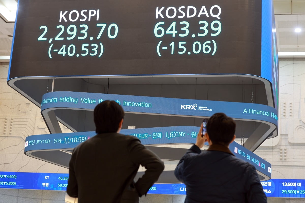 코스피, 코스닥 모두 하락한 지난 4월 9월 한국거래소 현황판. 사진=연합뉴스