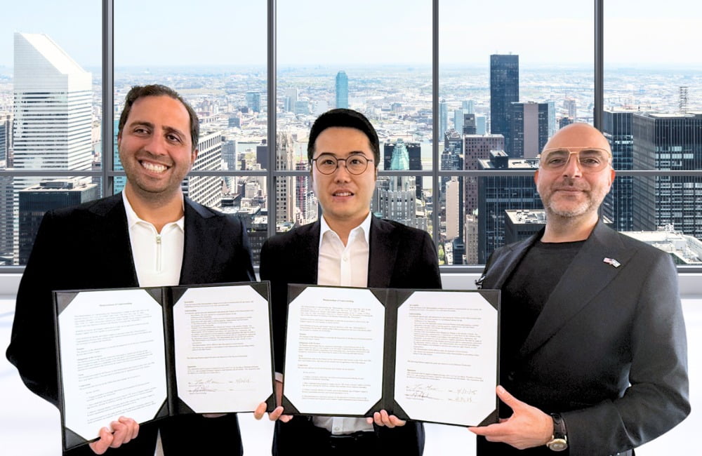 왼쪽 Empire Capital Holdings의 Ebi Khalili, 중앙 코리니 문태영 대표, 오른쪽 Empire Capital Holdings의 Josh Arash Rahmani