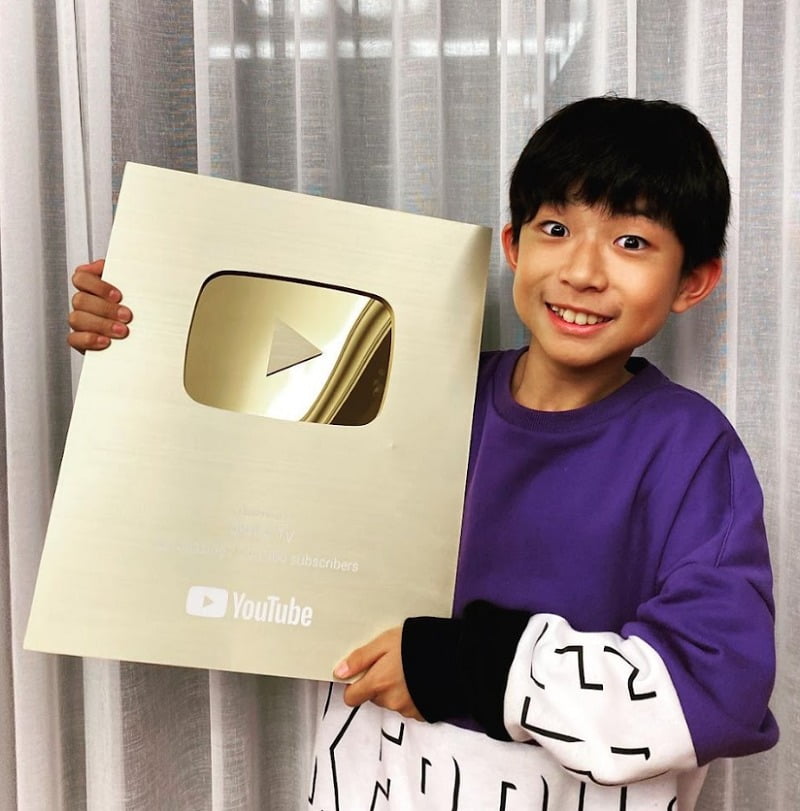 유튜브 구독자 100만 달성 기념 골드버튼을 받은 어린 시절 최린 씨의 모습
