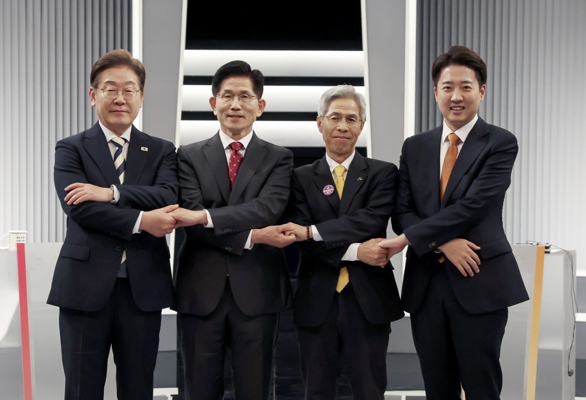 이재명 더불어민주당(왼쪽부터), 김문수 국민의힘, 이준석 개혁신당, 권영국 민주노동당 대통령 후보가 23일 서울 영등포구 KBS본관 스튜디오에서 중앙선거방송토론위원회 주관 제21대 대통령선거 2차 후보자 토론회 시작에 앞서 기념 촬영을 하고 있다. 사진=뉴스1