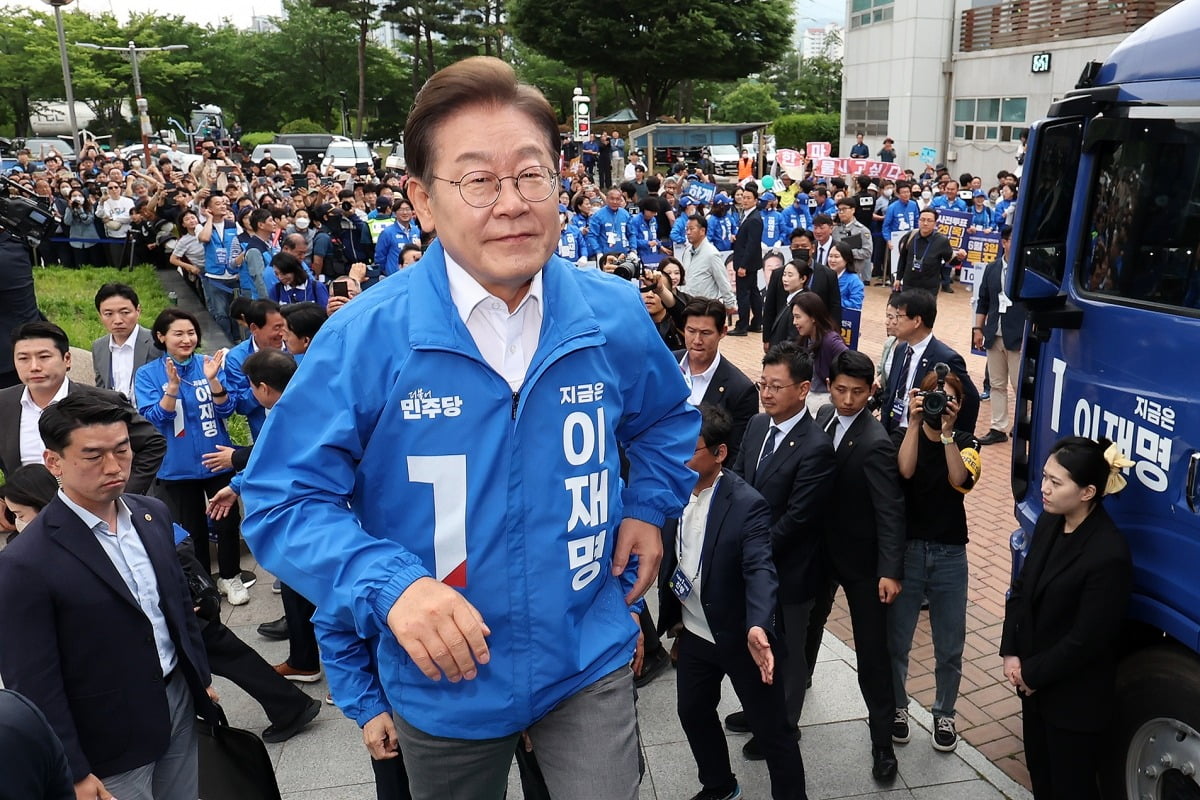 이재명 더불어민주당 대통령 후보가 22일 오후 경남 양산시 양산워터파크공원에서 열린 집중유세에 도착해 연단에 오르고 있다. 사진=뉴스1