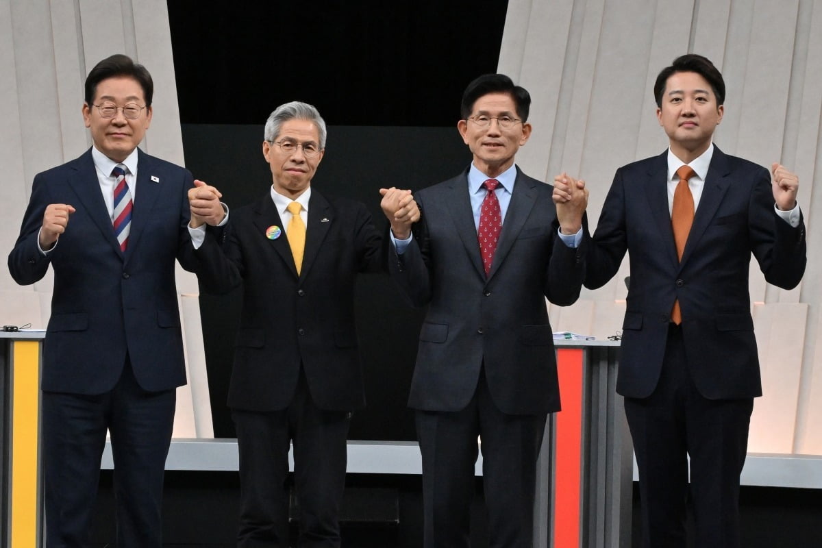 이재명 더불어민주당 후보, 권영국 민주노동당 후보, 김문수 국민의힘 후보, 이준석 개혁신당 후보가 5월 27일 서울 마포구 상암동 MBC 스튜디오에서 진행된 TV토론회에 참석해 포즈를 취하고 있다. 사진=국회사진기자단