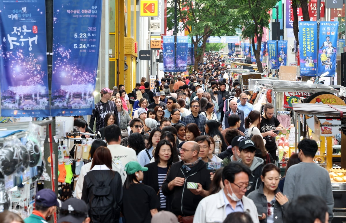 “소비 줄고 성장 멈췄다” 내수 부진에 한국 경제 ‘경고등’