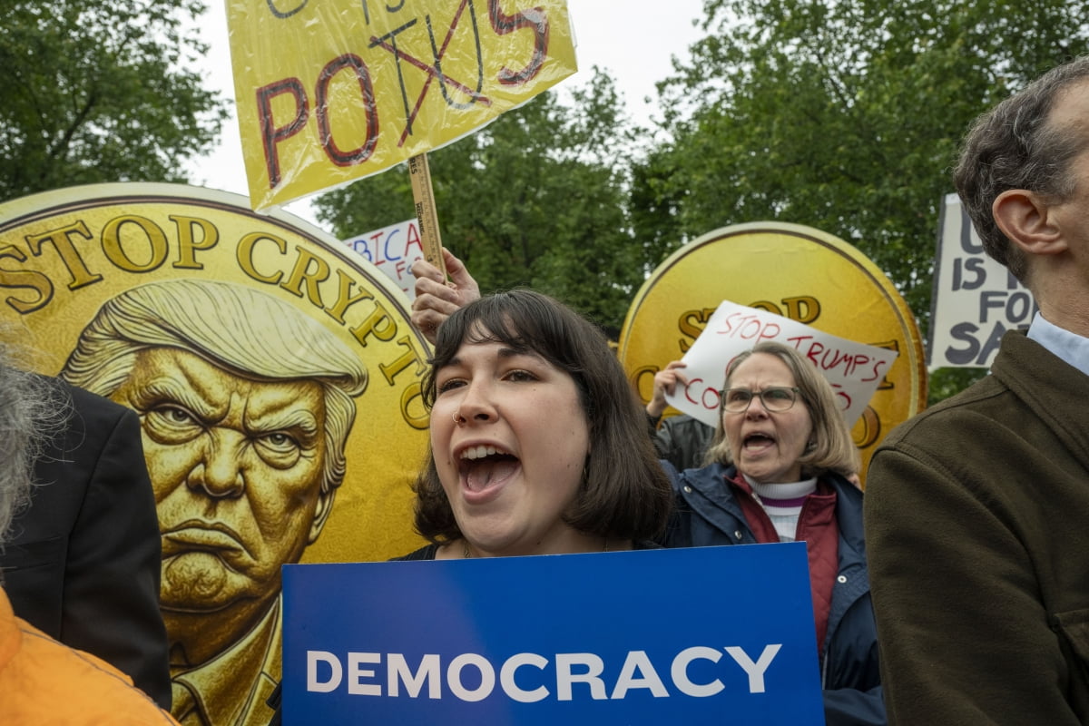 지난 22일 미국 버지니아주 스털링에 있는 트럼프 소유의 골프장 밖에서 활동가들이 부패에 항의하는 시위를 벌였다./연합뉴스