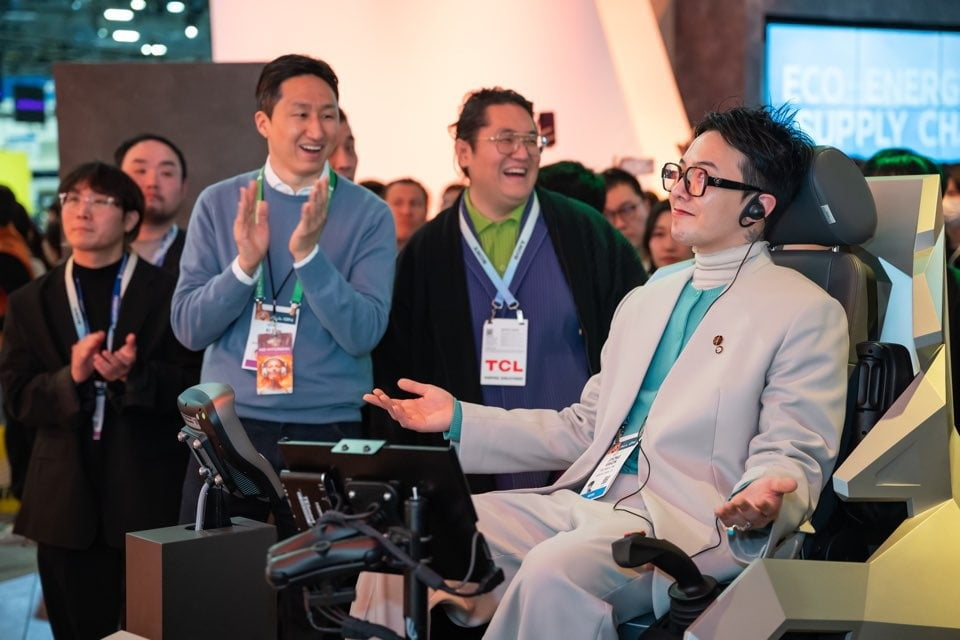 가수 지드래곤이 2024년 1월 ‘CES 2024’ HD현대 전시관을 살펴보고 있다. 사진=HD현대