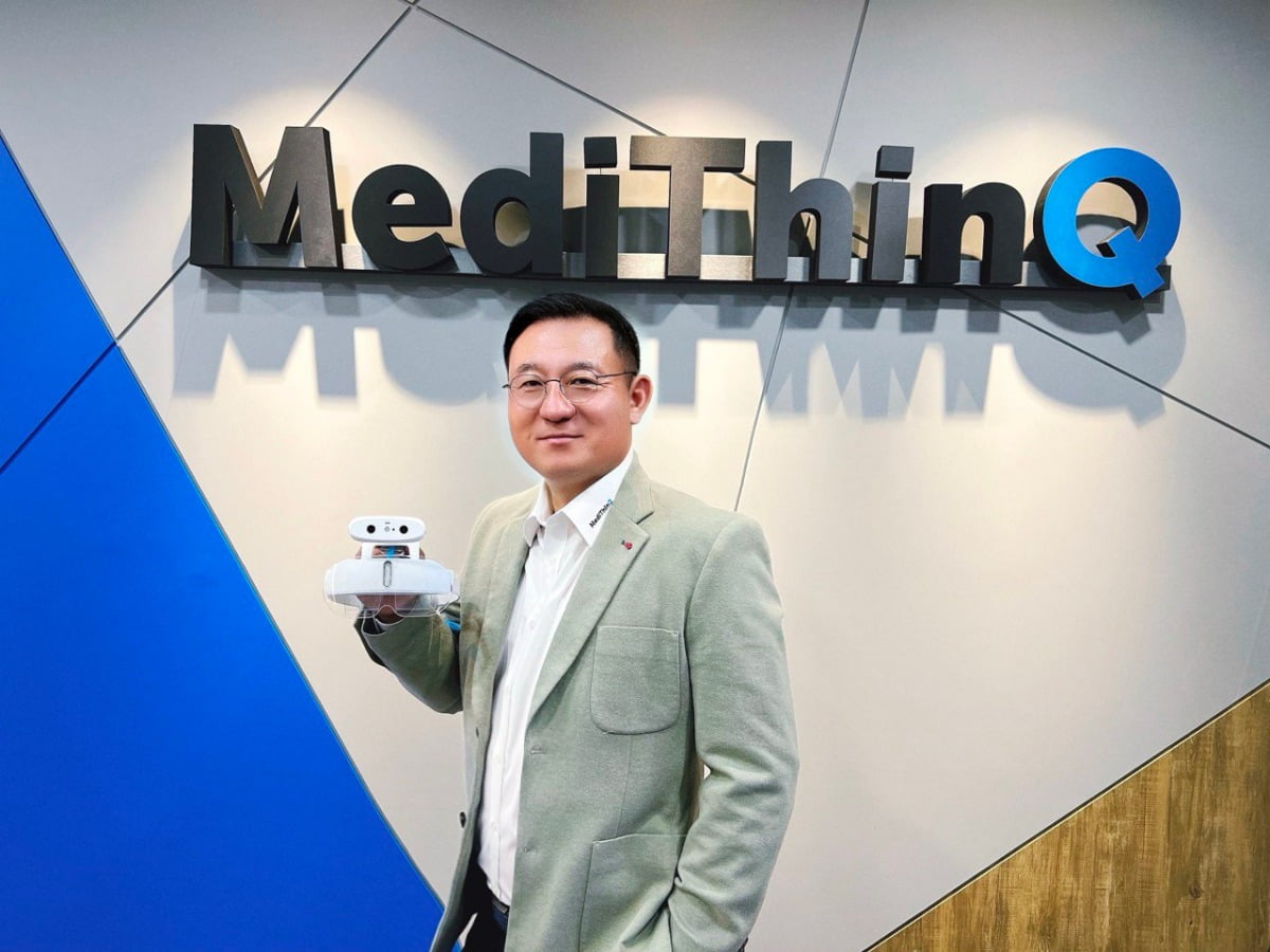 메디씽큐 창업자인 임승준 대표가 토토사이트 모음실용 스마트 안경인 '스코프아이'를 들어보이고 있다. / 사진=메디씽큐 제공
