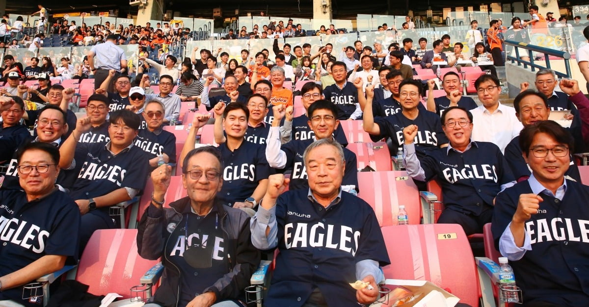 ㈜한화 건설부문 김승모 대표와 협력사 대표들이 기념촬영을 하고 있다. 사진=한화