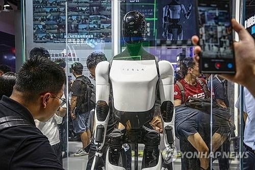 빈살만 앞에서 춤 춘 테슬라 로봇···"트럼프도 감탄"