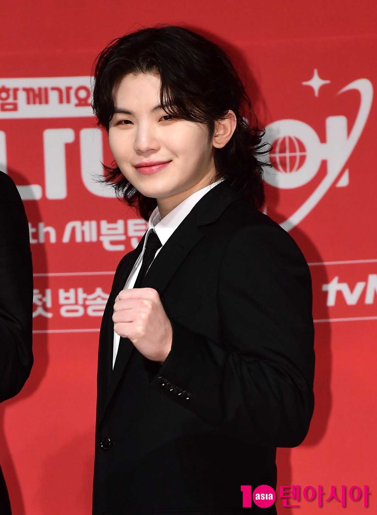 SEVENTEEN’s Woozi reveals his big appetite: “I need to eat 6 burgers and 5 bowls of ramen to feel full”